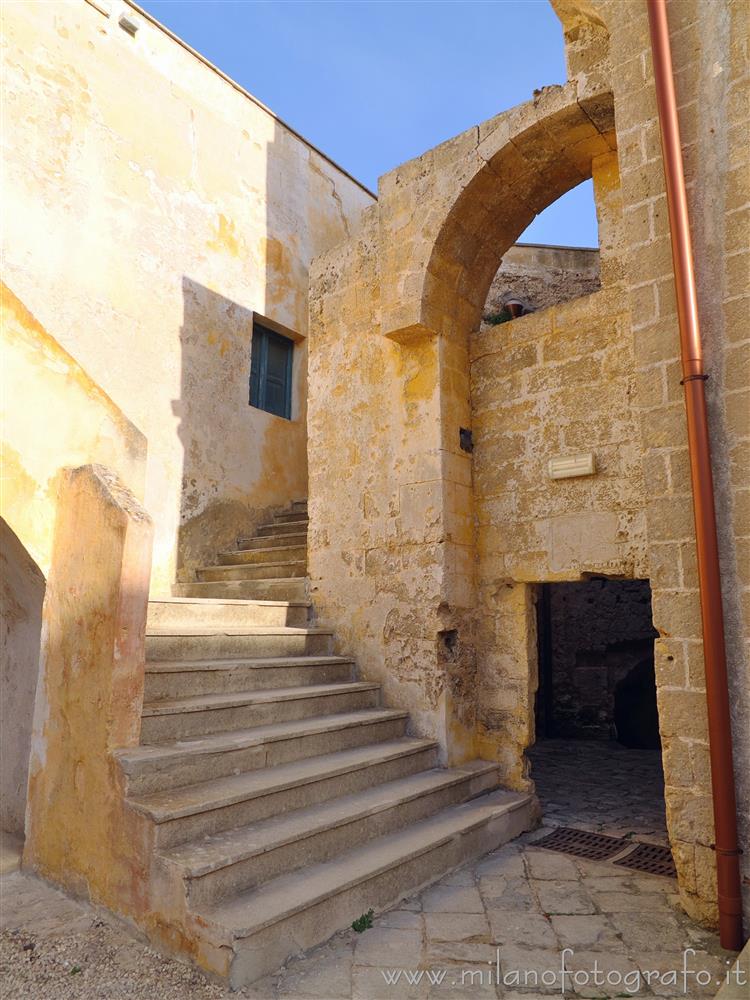 Gallipoli (Lecce) - Scala verso un terrazzamento nella corte del Castello